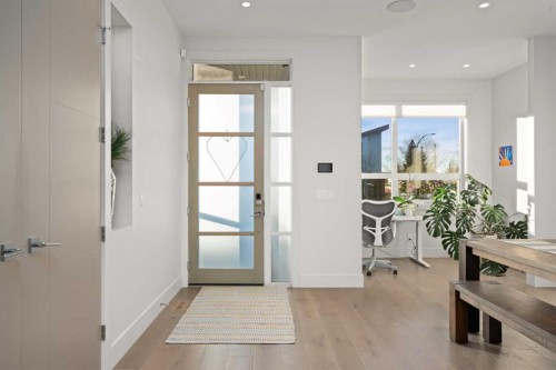 4906 21 Street Sw, Calgary, AB - Indoor Photo Showing Other Room