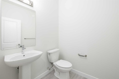 17 Sora Gardens Se, Calgary, AB - Indoor Photo Showing Bathroom