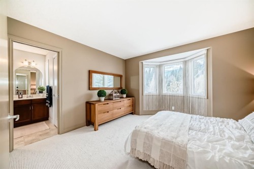 38 Discovery Ridge Green Sw, Calgary, AB - Indoor Photo Showing Bedroom