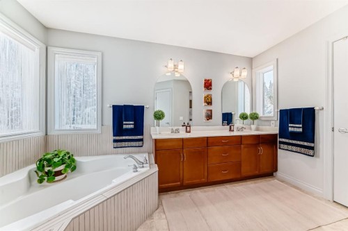 38 Discovery Ridge Green Sw, Calgary, AB - Indoor Photo Showing Bathroom