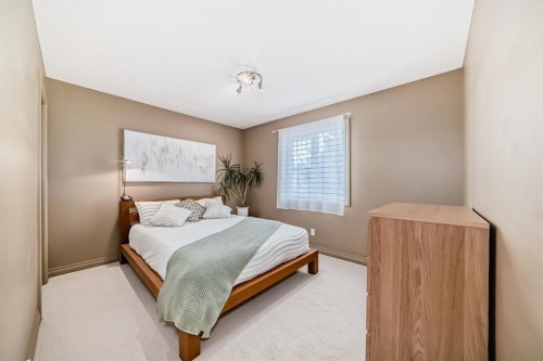 38 Discovery Ridge Green Sw, Calgary, AB - Indoor Photo Showing Bedroom
