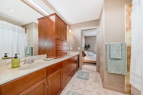 38 Discovery Ridge Green Sw, Calgary, AB - Indoor Photo Showing Bathroom