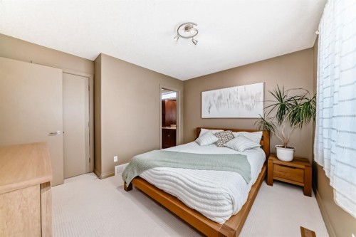 38 Discovery Ridge Green Sw, Calgary, AB - Indoor Photo Showing Bedroom