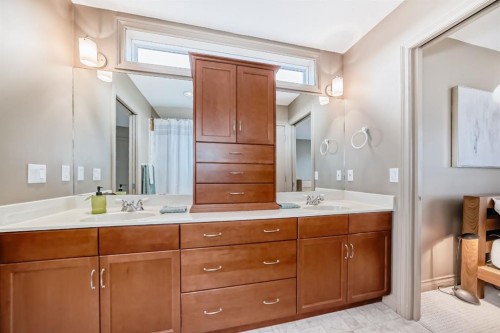 38 Discovery Ridge Green Sw, Calgary, AB - Indoor Photo Showing Bathroom
