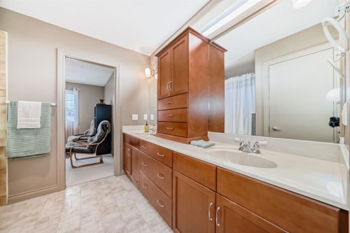 38 Discovery Ridge Green Sw, Calgary, AB - Indoor Photo Showing Bathroom