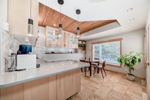 38 Discovery Ridge Green Sw, Calgary, AB - Indoor Photo Showing Kitchen
