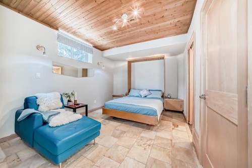 38 Discovery Ridge Green Sw, Calgary, AB - Indoor Photo Showing Other Room