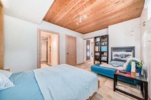 38 Discovery Ridge Green Sw, Calgary, AB - Indoor Photo Showing Bedroom