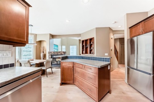 38 Discovery Ridge Green Sw, Calgary, AB - Indoor Photo Showing Kitchen