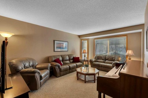 123 Valley Glen Bay Nw, Calgary, AB - Indoor Photo Showing Living Room