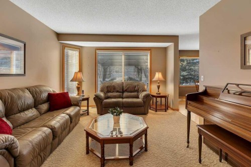 123 Valley Glen Bay Nw, Calgary, AB - Indoor Photo Showing Living Room