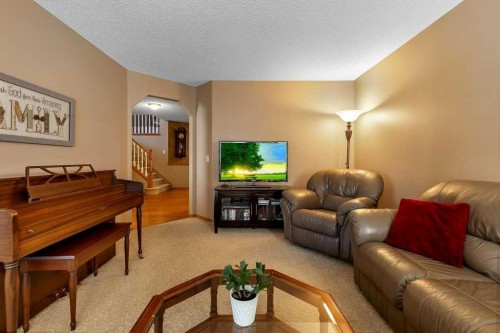 123 Valley Glen Bay Nw, Calgary, AB - Indoor Photo Showing Living Room