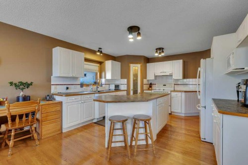 123 Valley Glen Bay Nw, Calgary, AB - Indoor Photo Showing Kitchen