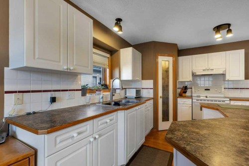 123 Valley Glen Bay Nw, Calgary, AB - Indoor Photo Showing Kitchen With Double Sink