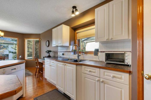123 Valley Glen Bay Nw, Calgary, AB - Indoor Photo Showing Kitchen With Double Sink