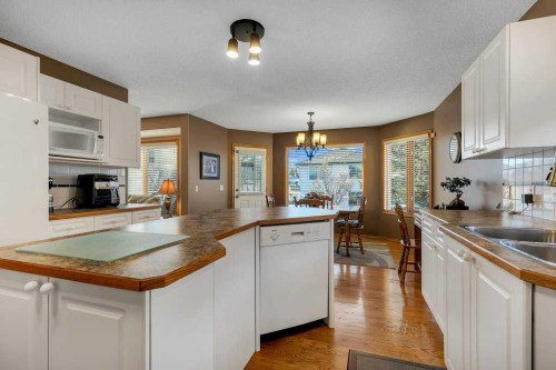 123 Valley Glen Bay Nw, Calgary, AB - Indoor Photo Showing Kitchen