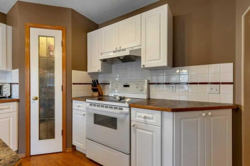 123 Valley Glen Bay Nw, Calgary, AB - Indoor Photo Showing Kitchen