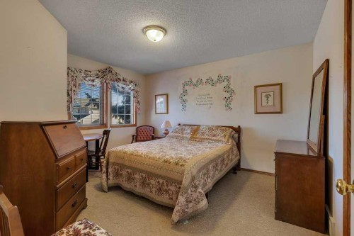 123 Valley Glen Bay Nw, Calgary, AB - Indoor Photo Showing Bedroom