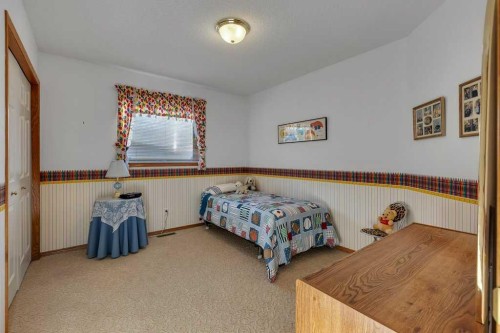 123 Valley Glen Bay Nw, Calgary, AB - Indoor Photo Showing Bedroom