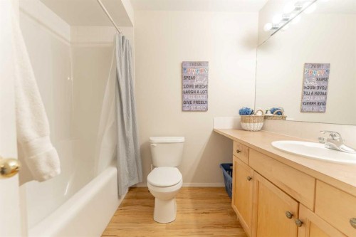 2-601 4Th Street, Canmore, AB - Indoor Photo Showing Bathroom
