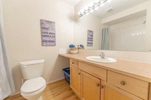 2-601 4Th Street, Canmore, AB - Indoor Photo Showing Bathroom