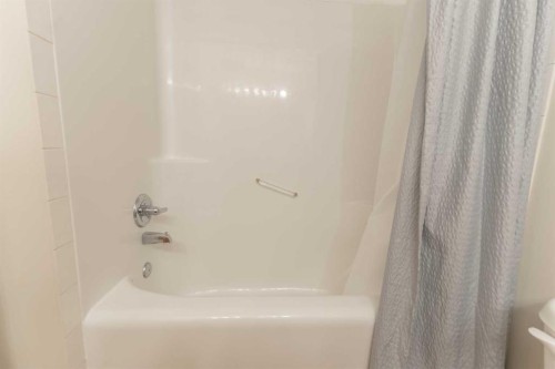 2-601 4Th Street, Canmore, AB - Indoor Photo Showing Bathroom