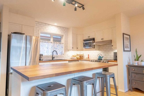 2-601 4Th Street, Canmore, AB - Indoor Photo Showing Kitchen