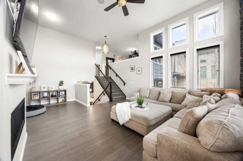 40 Evansfield Place Nw, Calgary, AB - Indoor Photo Showing Living Room