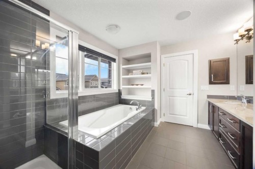 40 Evansfield Place Nw, Calgary, AB - Indoor Photo Showing Bathroom