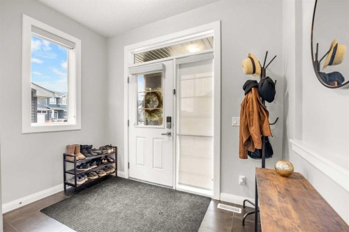 40 Evansfield Place Nw, Calgary, AB - Indoor Photo Showing Other Room