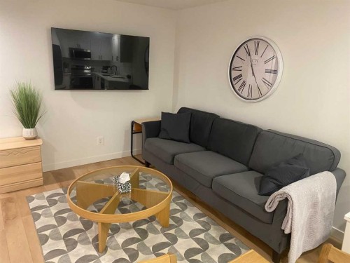 2820 16 Avenue Se, Calgary, AB - Indoor Photo Showing Living Room