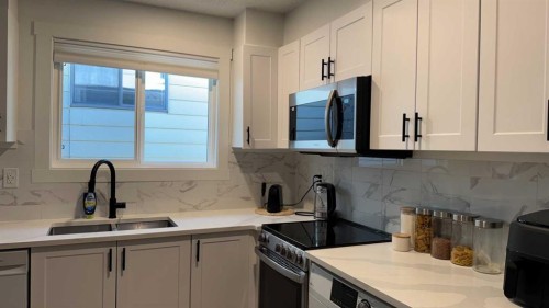 2820 16 Avenue Se, Calgary, AB - Indoor Photo Showing Kitchen