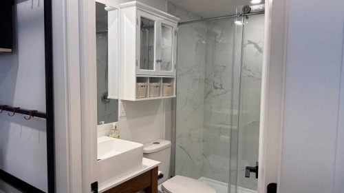 2820 16 Avenue Se, Calgary, AB - Indoor Photo Showing Bathroom
