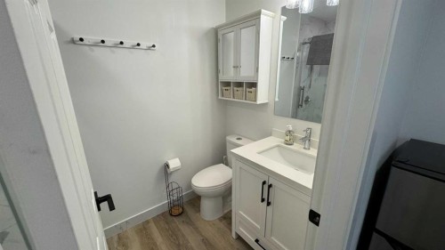 2820 16 Avenue Se, Calgary, AB - Indoor Photo Showing Bathroom