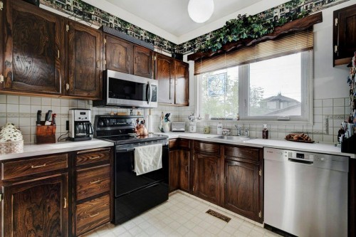 1808 Salisbury Street Se, Calgary, AB - Indoor Photo Showing Kitchen