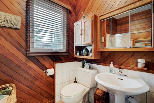 1808 Salisbury Street Se, Calgary, AB - Indoor Photo Showing Bathroom
