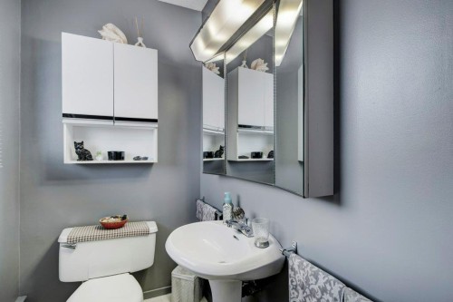 1808 Salisbury Street Se, Calgary, AB - Indoor Photo Showing Bathroom