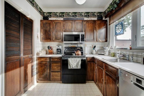1808 Salisbury Street Se, Calgary, AB - Indoor Photo Showing Kitchen