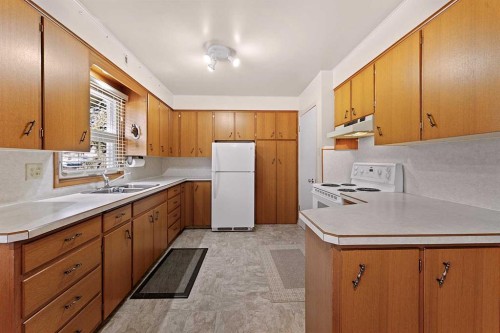 96 2 Street Se, High River, AB - Indoor Photo Showing Kitchen With Double Sink