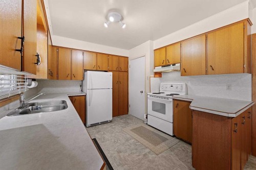 96 2 Street Se, High River, AB - Indoor Photo Showing Kitchen With Double Sink
