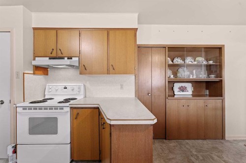 96 2 Street Se, High River, AB - Indoor Photo Showing Kitchen