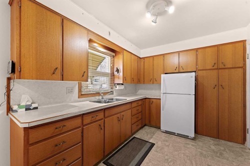 96 2 Street Se, High River, AB - Indoor Photo Showing Kitchen With Double Sink