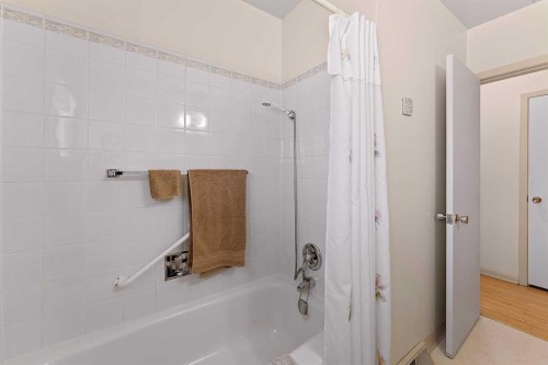 96 2 Street Se, High River, AB - Indoor Photo Showing Bathroom