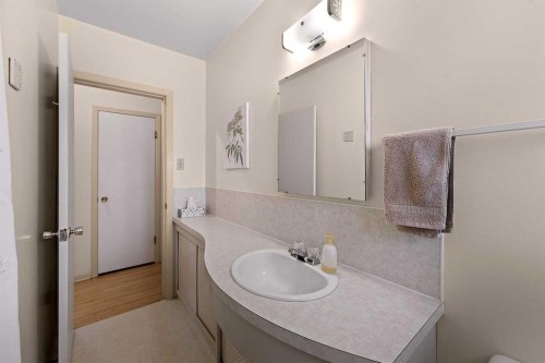 96 2 Street Se, High River, AB - Indoor Photo Showing Bathroom