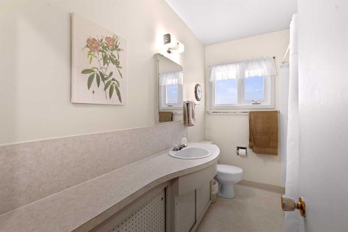 96 2 Street Se, High River, AB - Indoor Photo Showing Bathroom