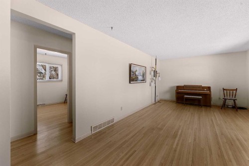 96 2 Street Se, High River, AB - Indoor Photo Showing Other Room
