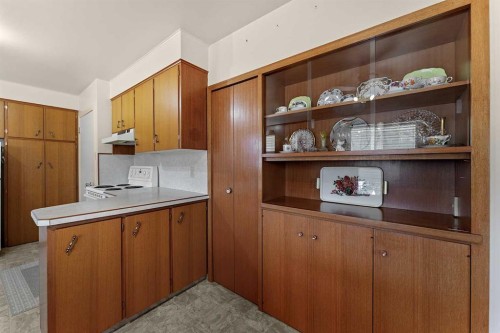 96 2 Street Se, High River, AB - Indoor Photo Showing Kitchen