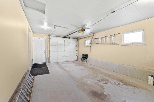 96 2 Street Se, High River, AB - Indoor Photo Showing Garage