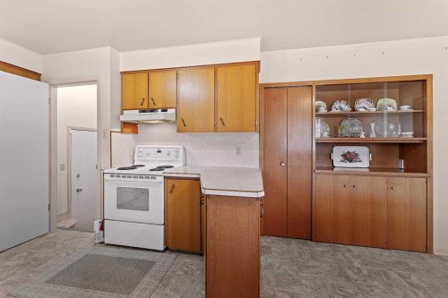 96 2 Street Se, High River, AB - Indoor Photo Showing Kitchen