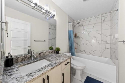 353 Nolanhurst Crescent Nw, Calgary, AB - Indoor Photo Showing Bathroom